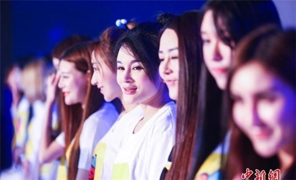 300张网红脸齐聚认亲现场：亲妈寻女，竟认错人