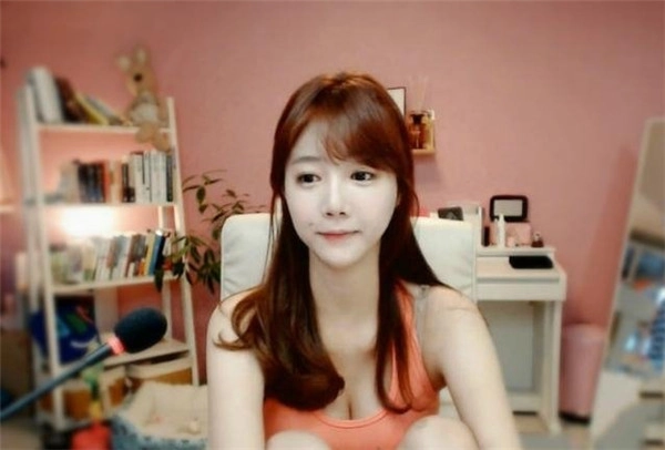 怎样才能成为一名顶尖网红美女主播全程拍摄记录