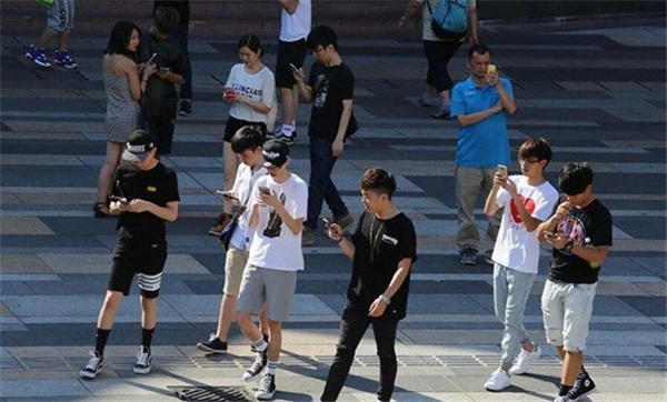 《精灵宝可梦GO》居然藏着这功能？广场舞大妈都被它吓跑了