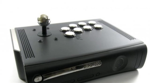 创意神操作！硬核玩家把Xbox360主机改装成PS4街机摇杆