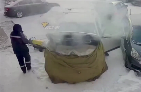 俄罗斯一名男子在雪地中使用工业级热风枪为车辆取暖，因操作不当导致自己的汽车被大火烧毁
