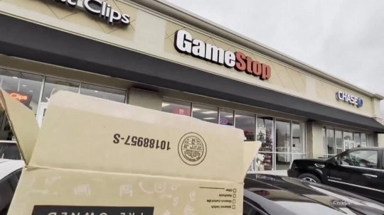 现实中存在的“刷钱漏洞”：玩家借助零售商以旧换新的规则缺陷牟利