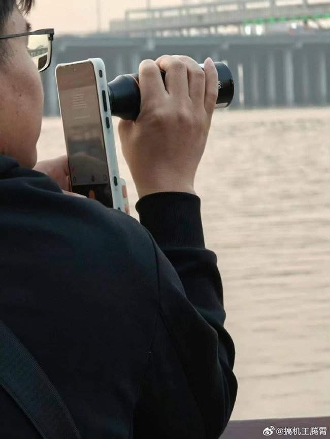 OPPOFindX9Ultra真机谍照流出硕大潜望式增距镜与双2亿像素影像配置备受关注