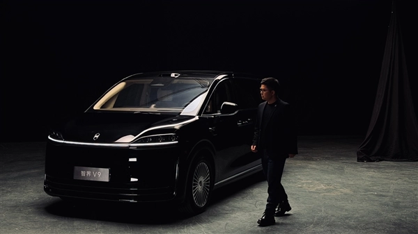 赵长江分享与智界V9合影鸿蒙智行首款MPV即将发布