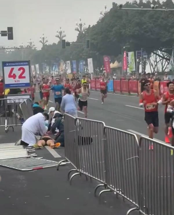 重庆马拉松选手距终点两百米倒地身亡主办方作出回应
