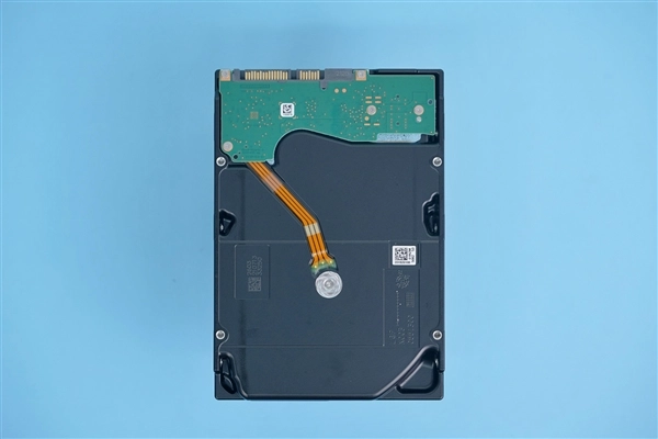如今SSD的价格达到了机械硬盘的16倍：30TB容量的产品价格从3062美元飙升至1.1万美元！