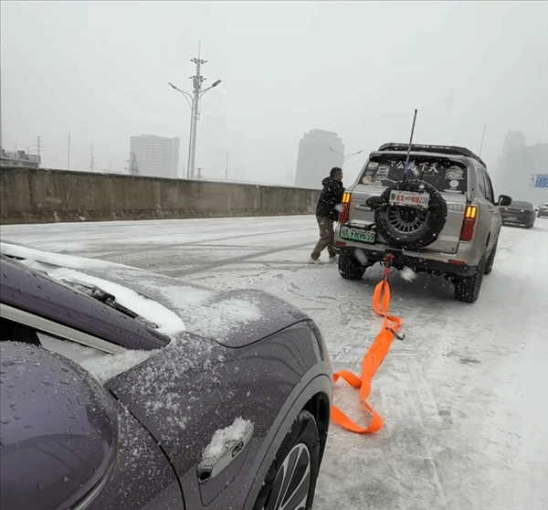 暴雪致高架车集体趴窝坦克500单车救援十几辆真赞！