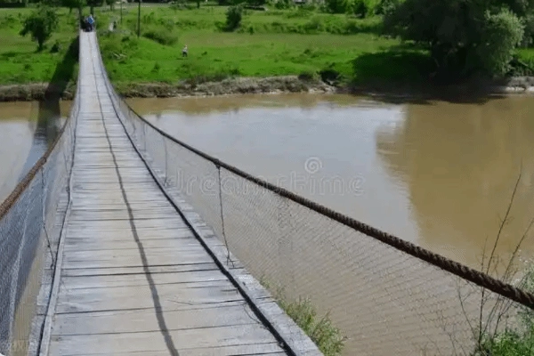 黄仁勋含蓄提及曾遭霸凌的经历：过去每天都有人在桥的对岸等着找我麻烦