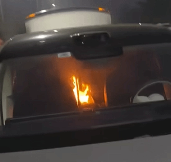 尊界S800起火事件当事人讲述：防风火机受挤压后持续燃烧十分钟