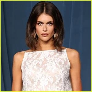 凯雅·杰柏聊辛迪·克劳馥：成长路上总有超模母亲的火辣美照相伴