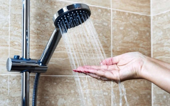 冬天洗澡时偶尔偷个懒，对身体反而是有益的，医生建议每周洗2到3次即可。