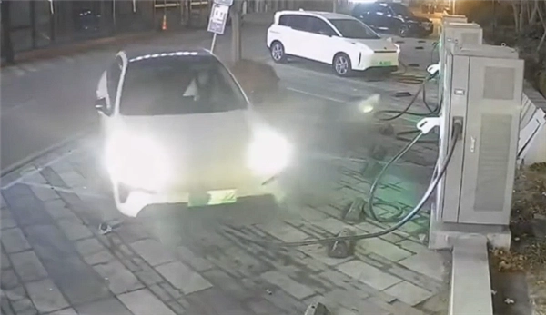 个人素养荡然无存！女子充完电后随意丢弃充电枪，甚至驾车碾压