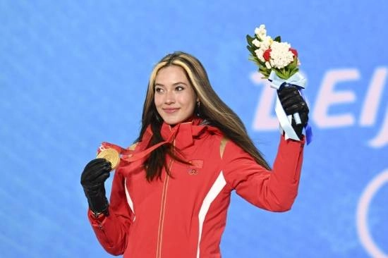 谷爱凌表示，她希望向世界展示中国的风采，也希望让更多女孩投身于冰雪运动之中