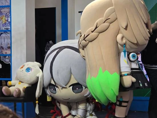 《鸣潮》的吉祥物大傻椿在掰手腕活动中，竟让粉丝手臂骨折了！