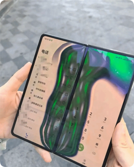 折叠屏手机在东北冻成“碎碎冰”，网友吐槽屏幕被低温损坏