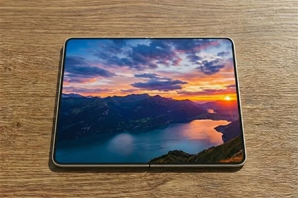 三星新款折叠屏登场：屏幕比例与传闻中的iPhoneFold高度相似，正面叫板苹果