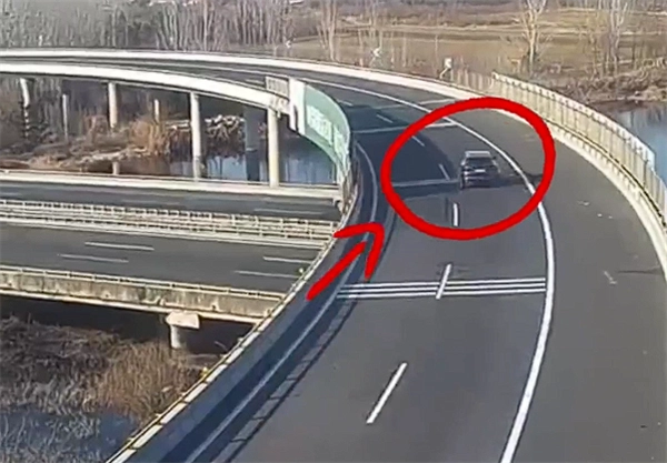 藤原拓海见了都得服！司机157km/h过弯失控连滚两圈险些坠桥