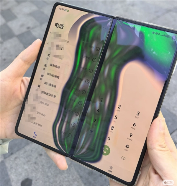 东北寒冬“冻”真格：折叠屏手机变“碎碎冰”，维修费最高7000元，月薪不足万难承其重