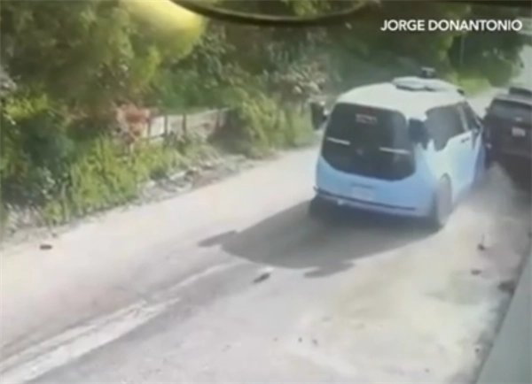 美国Waymo无人驾驶出租车冲上斜坡后连续碰撞多辆汽车网友评论：这状态跟醉驾没区别