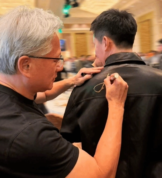 英伟达员工晒出年会重磅年终奖：黄仁勋亲笔签名的皮衣