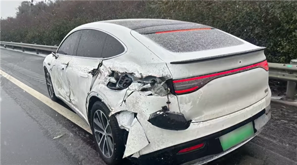 冰雪路面上松开方向盘让智驾系统自行驾驶，车辆侧滑后撞上大货车与护栏