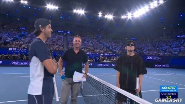 为了能和明星一起打网球，我打算在游戏里好好磨练自己的技术...