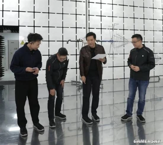 雷军直播时脚穿劳保鞋获赞身材好，网友建议他尝试带货中年服饰