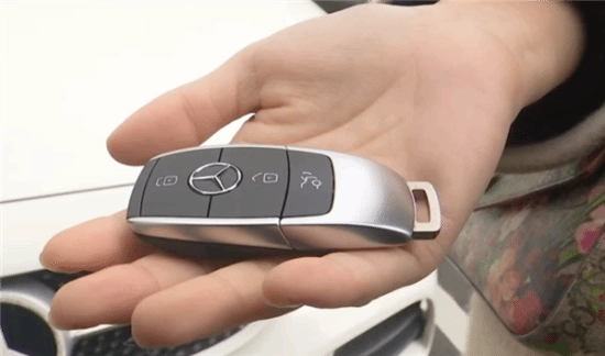 女子退大衣时错把奔驰车钥匙寄走，重新配一把得花6000元