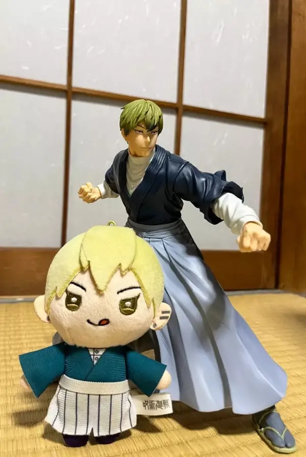 现在市面上的手办常把下半身做成分体不可动的设计，网友调侃：喜欢看这类细节的人该怎么解决这个问题呢？