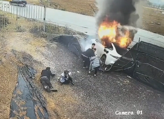 碰撞后瞬间爆燃起火造成1人遇难东风奕派对网传eπ007事故作出回应