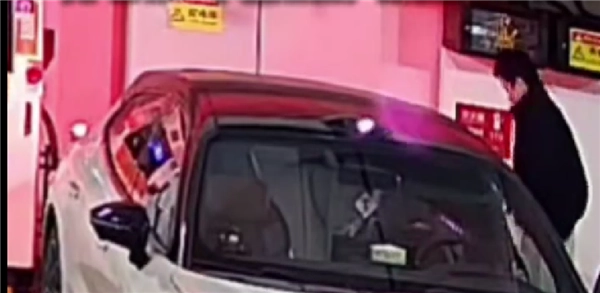 车主拔充电枪时突然出现火花充电站回应：车辆已送检具体原因正在调查中