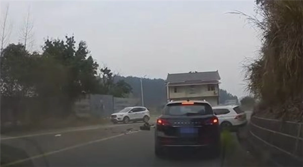 生死瞬间！罐车弯道相撞突发致命摇摆：双向司机惊出冷汗