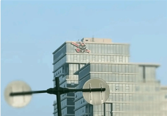 钉钉总部LOGO换成孙悟空形象，难道是因为隔壁飞书的LOGO比它高了一头？