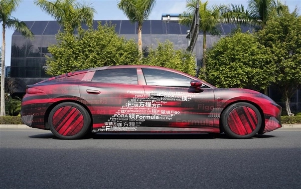 方程豹首款轿车谍照流出！车身长度突破5米车贴暗藏命名线索
