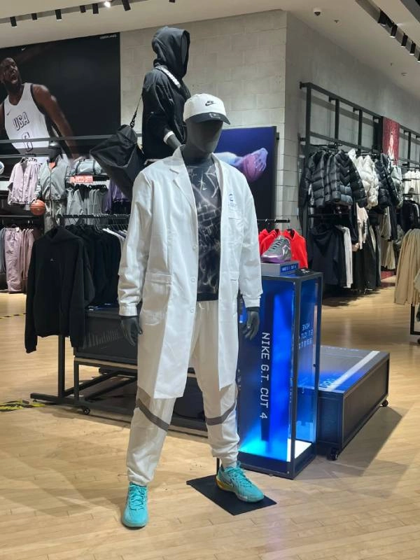 Nike“实验室”系列外套遭网友吐槽：外观神似医院白大褂