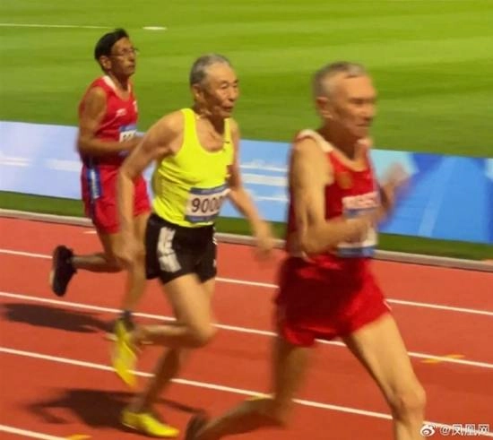 九旬爷爷百米赛跑以18秒61的成绩，摘得世界大师赛双料桂冠