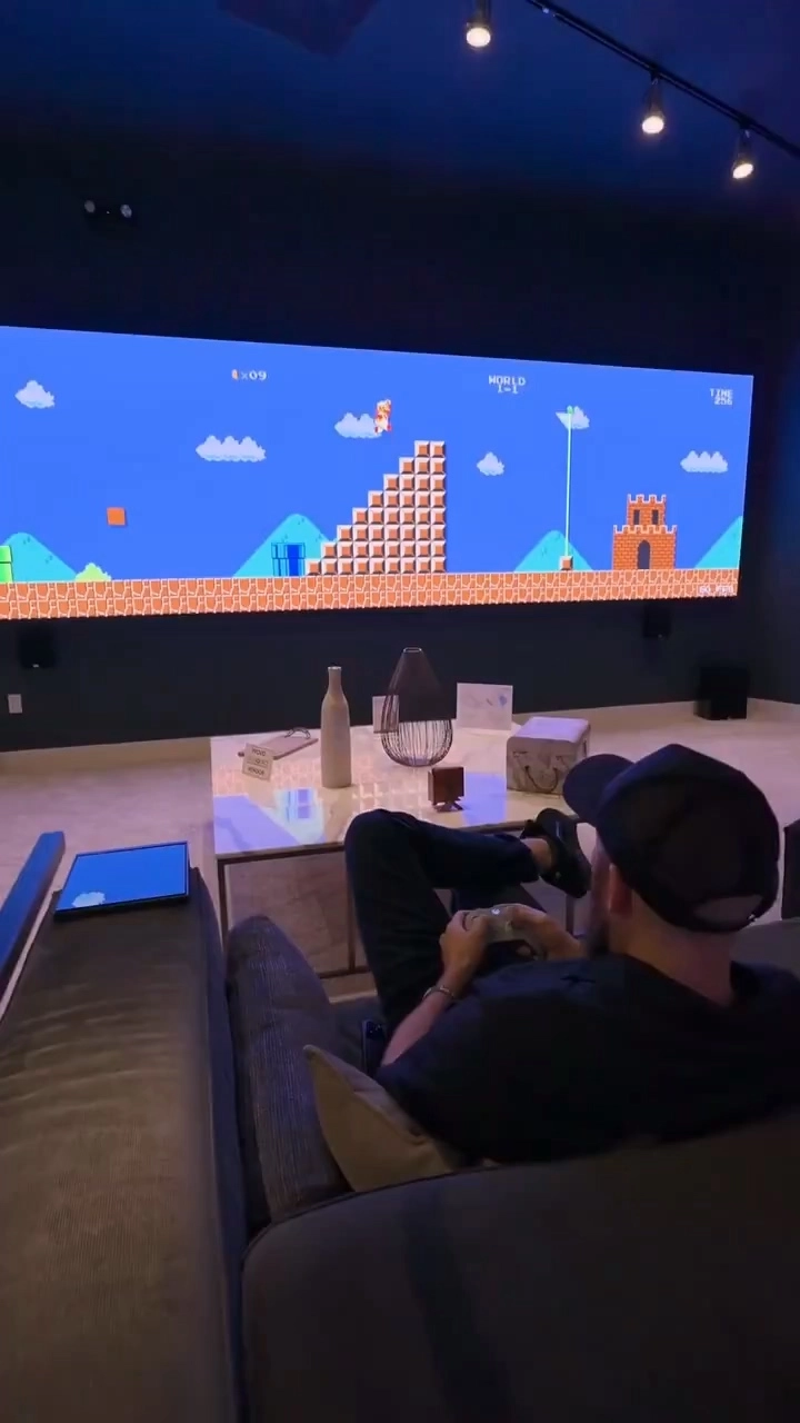 有玩家用20英尺巨幕玩《马里奥兄弟》 网友直呼这操作太夸张了