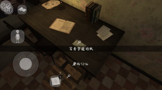 房间内桌面摆放的带字迹纸条特写