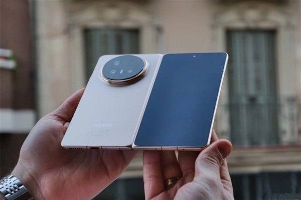 全球最轻薄折叠屏荣耀Magic V6来袭，其屏幕由京东方独家提供