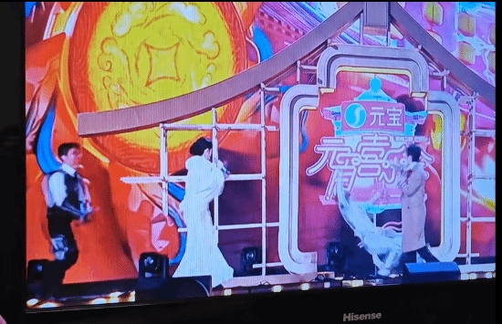 湖南元宵晚会嘉宾亮相时摔了一跤，主持人反应超快及时救场