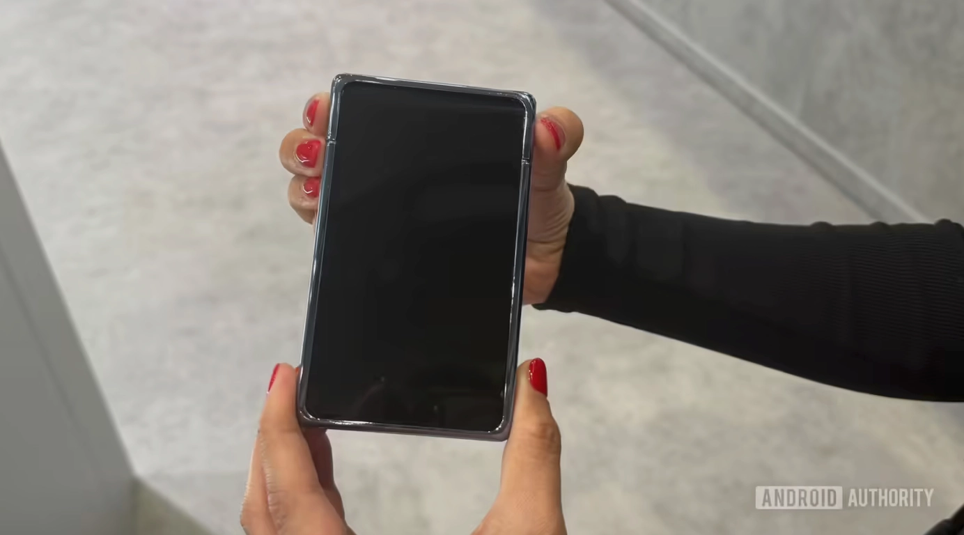 三星亮相新型概念手机：具备可滑动延展的屏幕设计