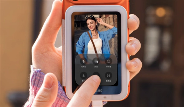 499元起！影石Snap手机自拍屏来袭，主摄自拍可实时预览