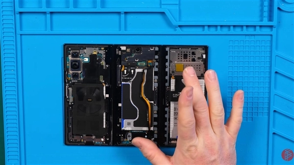 国外玩家改造三星三折叠屏设备：将荣耀青海湖电池装入其中，电池容量接近10000mAh