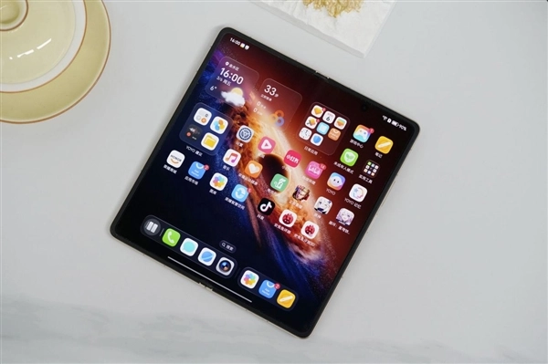 荣耀Magic V6图赏：史上最大电池折叠屏旗舰登场