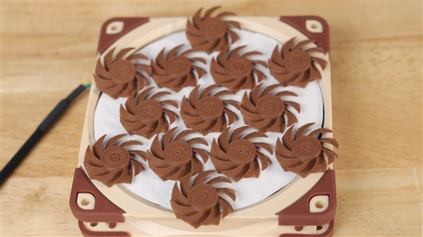 疯狂整活新操作！15台小风扇塞进同一个框：性能基本持平，噪音却猛增