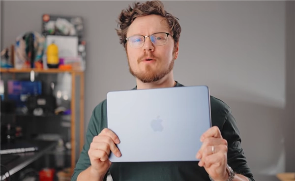 8GB内存不够用？苹果用实力给出答案！实测MacBookNeo同时开启60个应用仍流畅运行，Windows直接关机