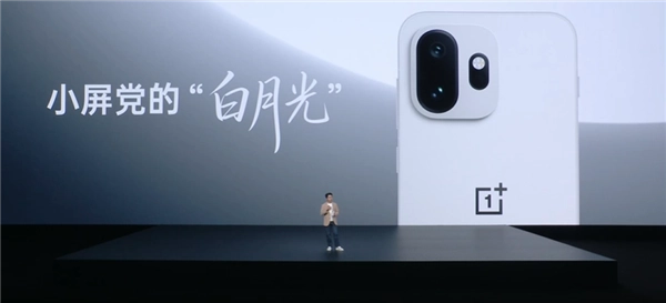 今年最吸睛的白色手机非一加15T白色版莫属，其搭载的全白金属中框在行业里是独一份的