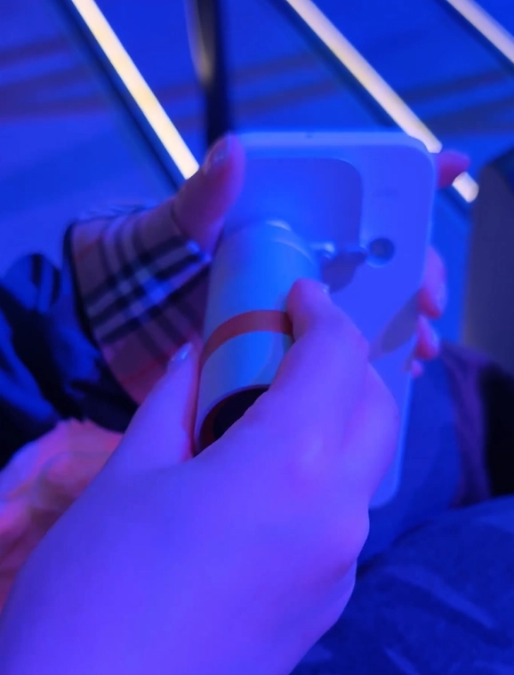 OPPO Find X9s Pro银色款搭配哈苏专业增距镜亮相：观赛神助手 颜值爆表