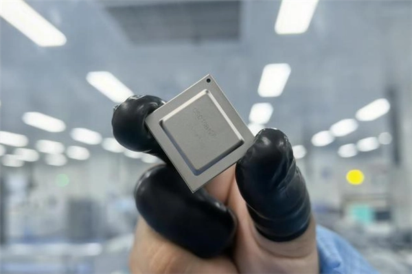 打破海外市场垄断！成都华微发布全球首款128GSPS ADC芯片