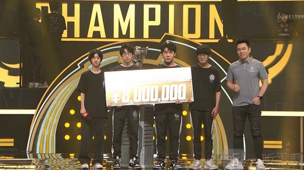 2022PEL春季赛总冠军由和平精英武汉RSG战队斩获，累计登录即可领取永久冠军枪皮。